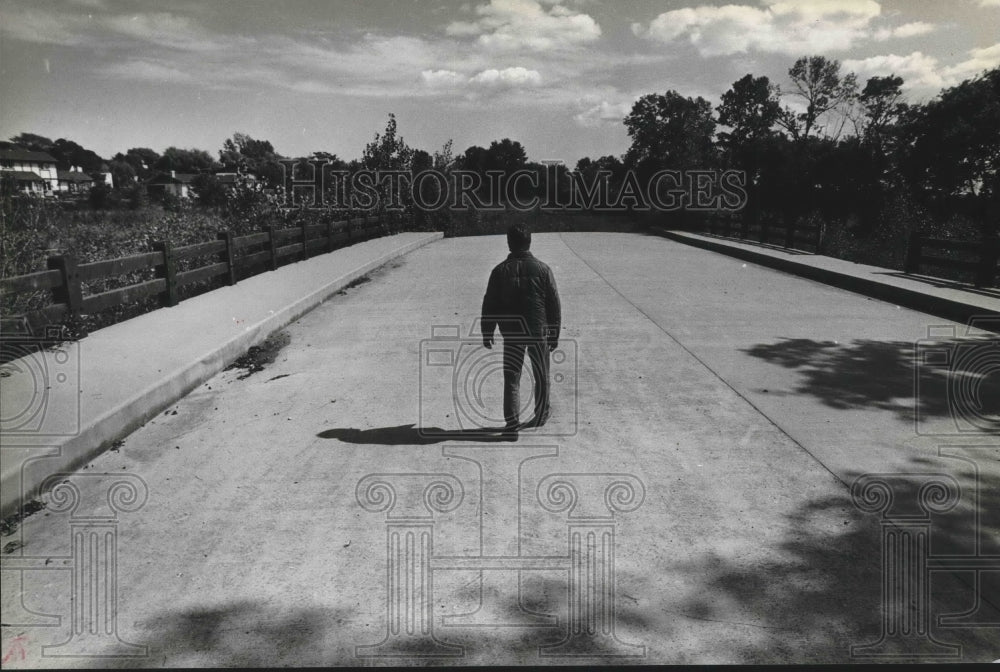 1980 Press Photo Man walking on uncompleted bridge over Root River, Milwaukee.- Historic Images