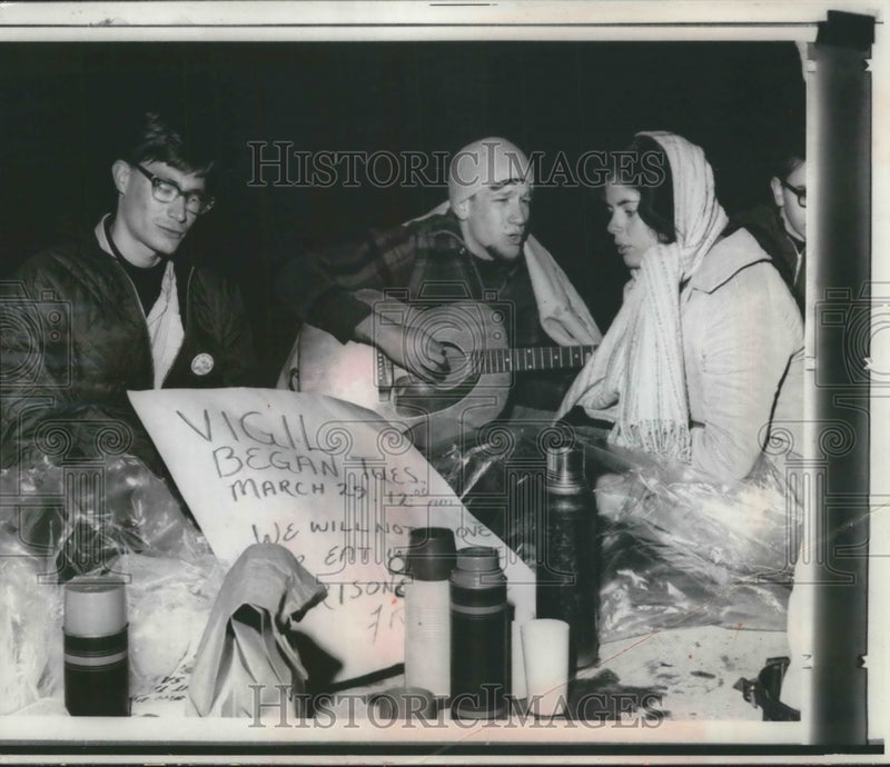Load image into Gallery viewer, 1966 Press Photo Michigan Selective Service director's daughter protests Vietnam
