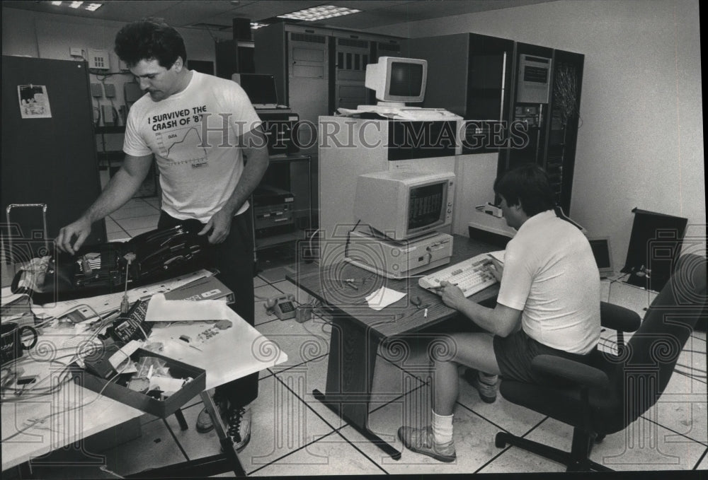 1968 Press Photo David Brunett, Pat Roback setting up after move, Milwaukee.- Historic Images