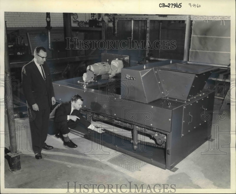 Load image into Gallery viewer, 1964 Press Photo Rex Chainbelt shows steel making process Cleveland exposition
