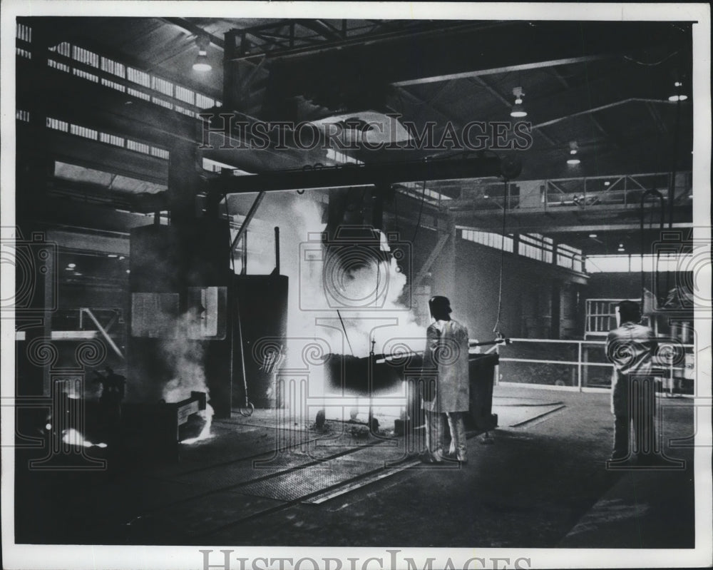 1975 Press Photo Two Foundry Workers At the Rexnord Plant In West Milwaukee- Historic Images