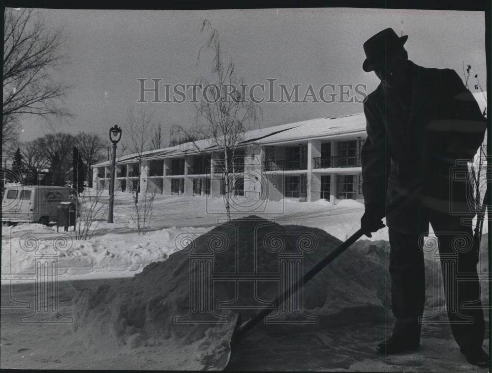 1965 Press Photo John Fitzgerald shovels snow at Riverwood seniors apartments