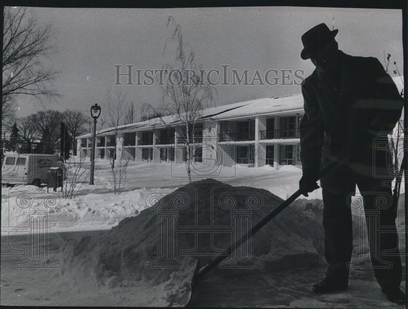 Load image into Gallery viewer, 1965 Press Photo John Fitzgerald shovels snow at Riverwood seniors apartments
