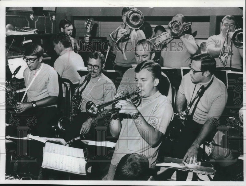 Load image into Gallery viewer, 1971 Press Photo Journal Employee Jim Roback Plays the Trumpet, Milwaukee
