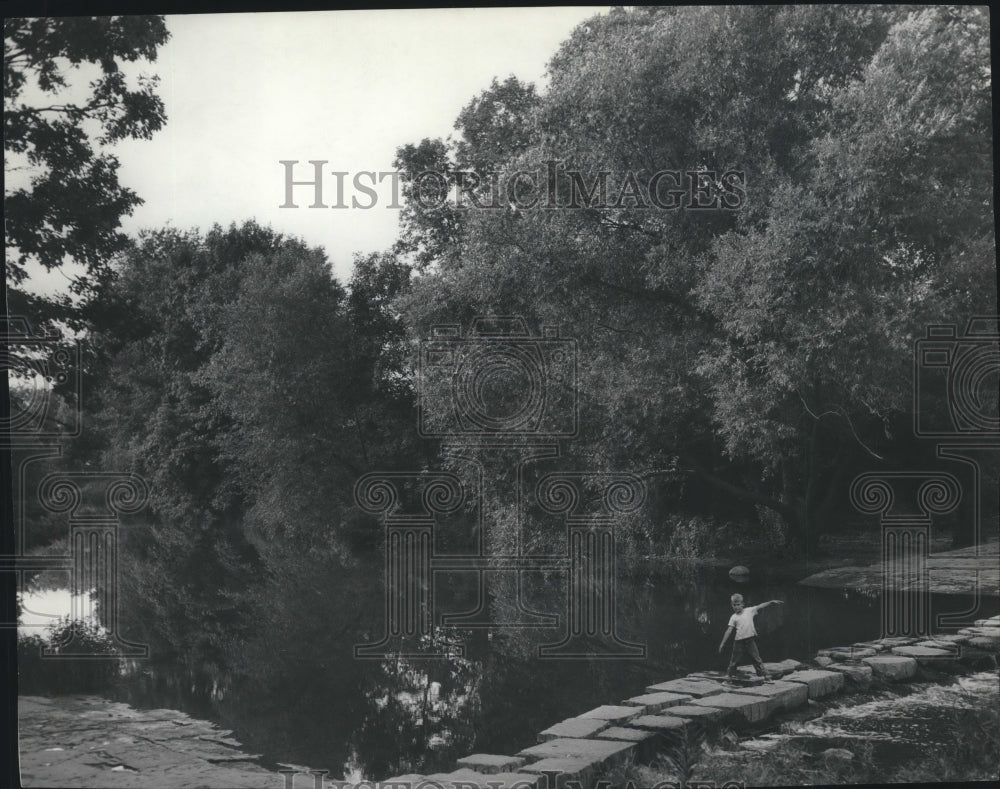 1952 Press Photo Robert Zarda On Stone Spillway Of Menomonee River In Milwaukee