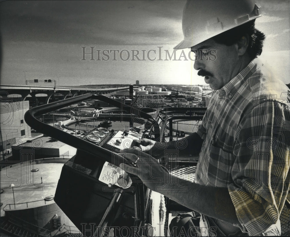 1991 Press Photo Dave Juneau operates aerial work platform, Milwaukee - Historic Images