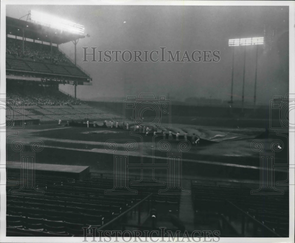 1959 Press Photo Ground crews races to cover infield, rain wins, Milwaukee