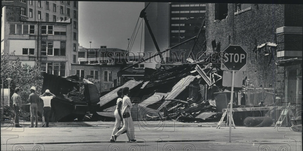 1985 Press Photo Power Plant being demolished for office tower, Milwaukee Center- Historic Images