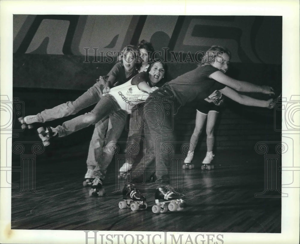 1983 Press Photo Skaters try fancy moves during Great Skate, Milwaukee- Historic Images