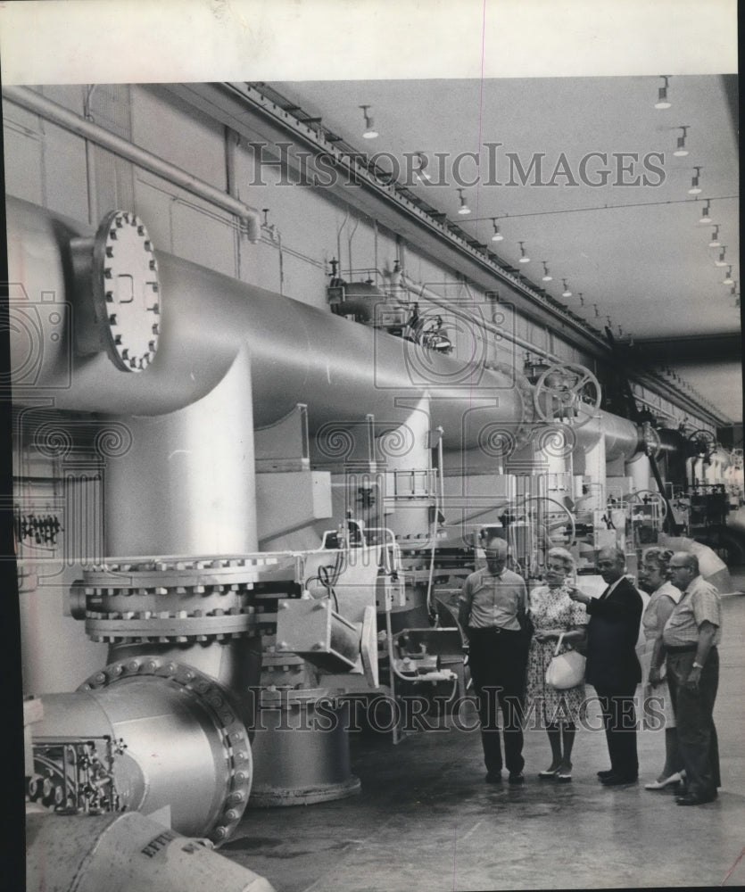 1965 Press Photo Visitors tour Milwaukee Cities' water treatment plants.