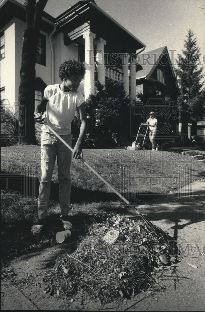 1987 Press Photo Carl Ellis of Sherman Park neighborhood Milwaukee tidies yard- Historic Images