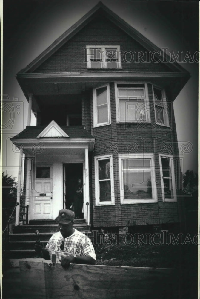 1996 Press Photo Adrian Roberson works outside his Milwaukee Merrill Park home - Historic Images