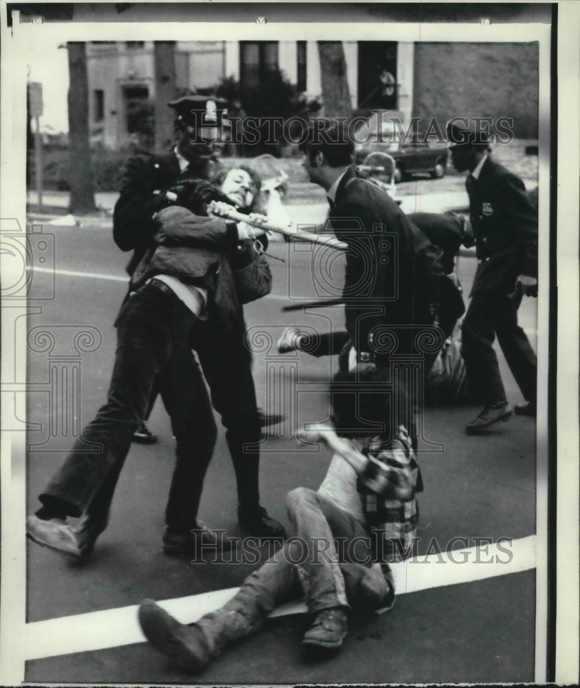 1971 Press Photo Young group of people arrested in Dupont Circle in Washington- Historic Images