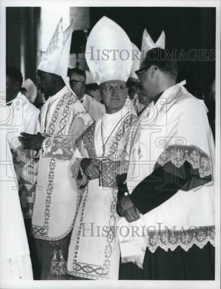 Load image into Gallery viewer, 1964 Press Photo Joseph Cardinal Ritter at Ecumenical Council defends his views.
