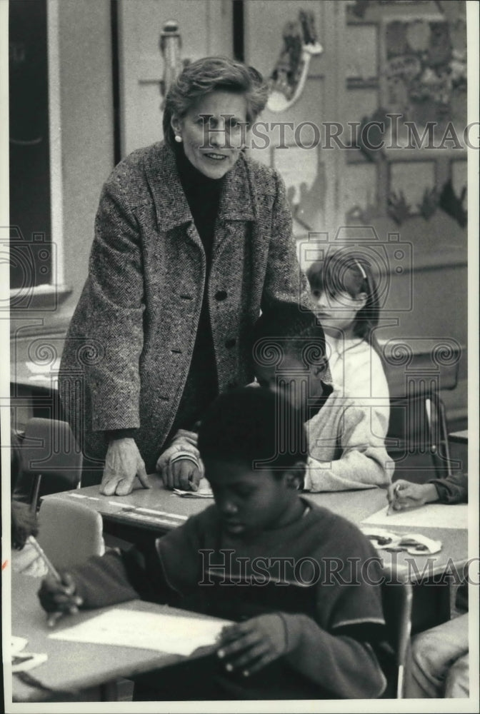 1990 Press Photo Patricia Unterholznec, Principal visited class, Milwaukee- Historic Images