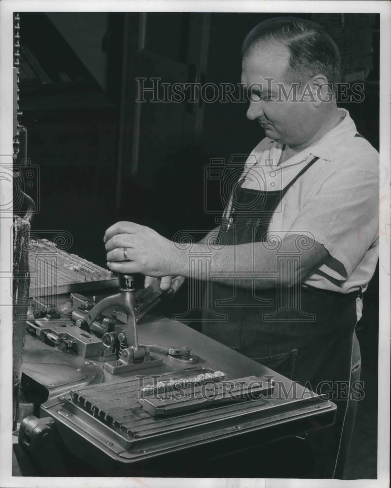 1957 Press Photo August Gruenzel, operates Ludlaw machine for casting, Milwaukee- Historic Images