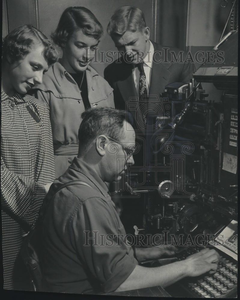 1952 Press Photo High school students visit The Milwaukee Journal - Historic Images