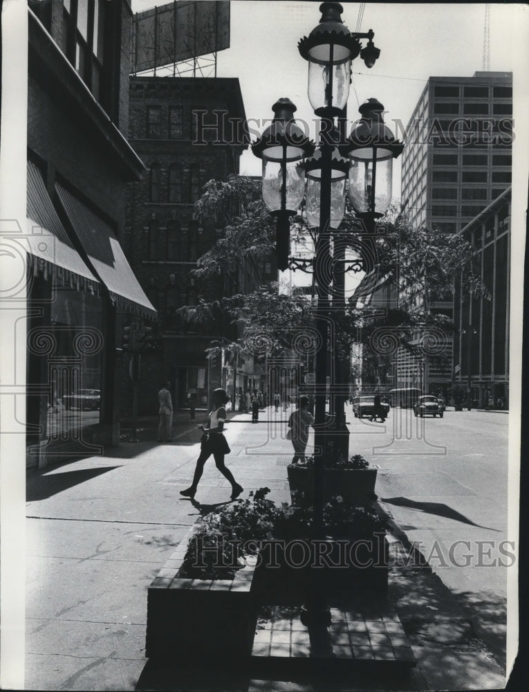 1973 Press Photo Milwaukee street views, East Side, E. Wisconsin Avenue- Historic Images