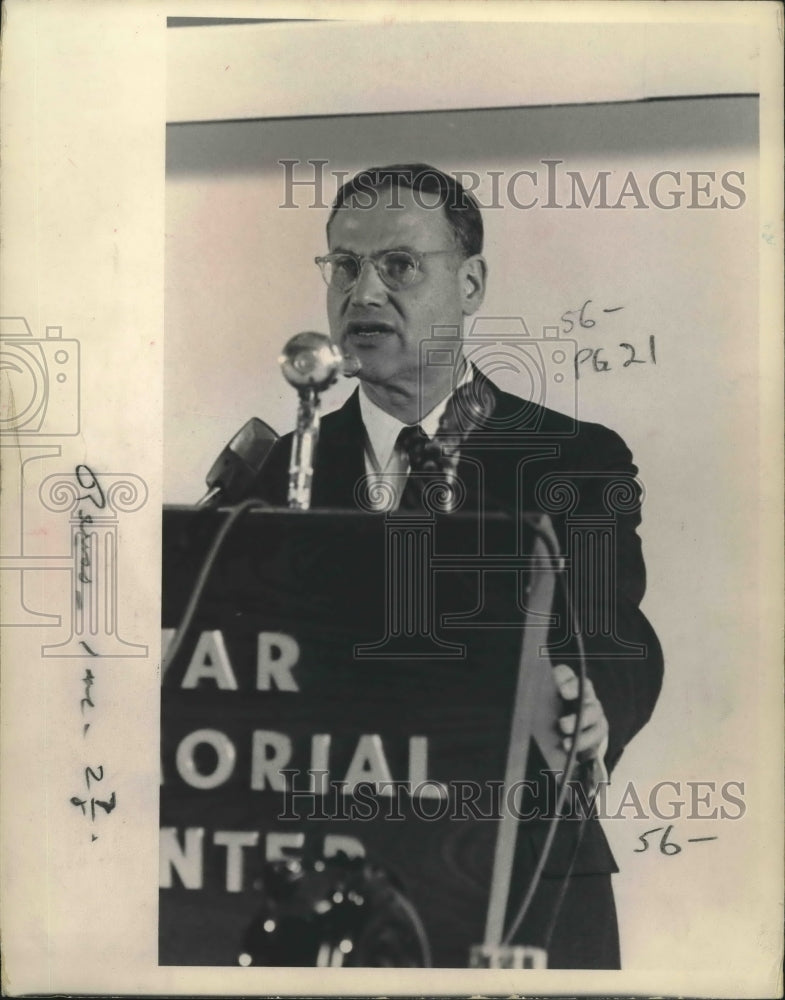 1964 Press Photo Representative Henry Reuss speaking at podium. - Historic Images