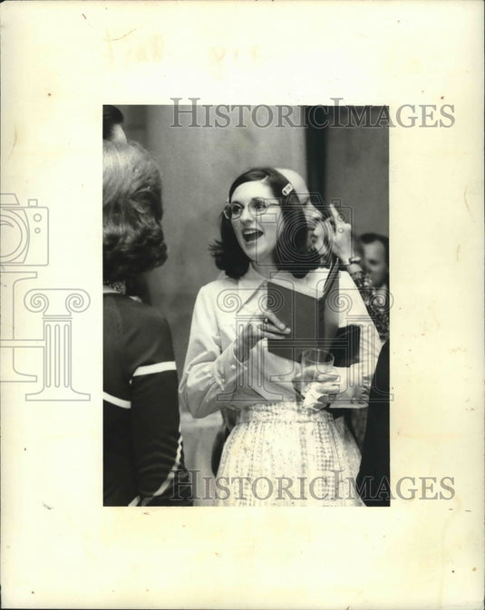 1974 Press Photo Lynda Bird Robb, visiting with guests at Smithsonian reception.- Historic Images