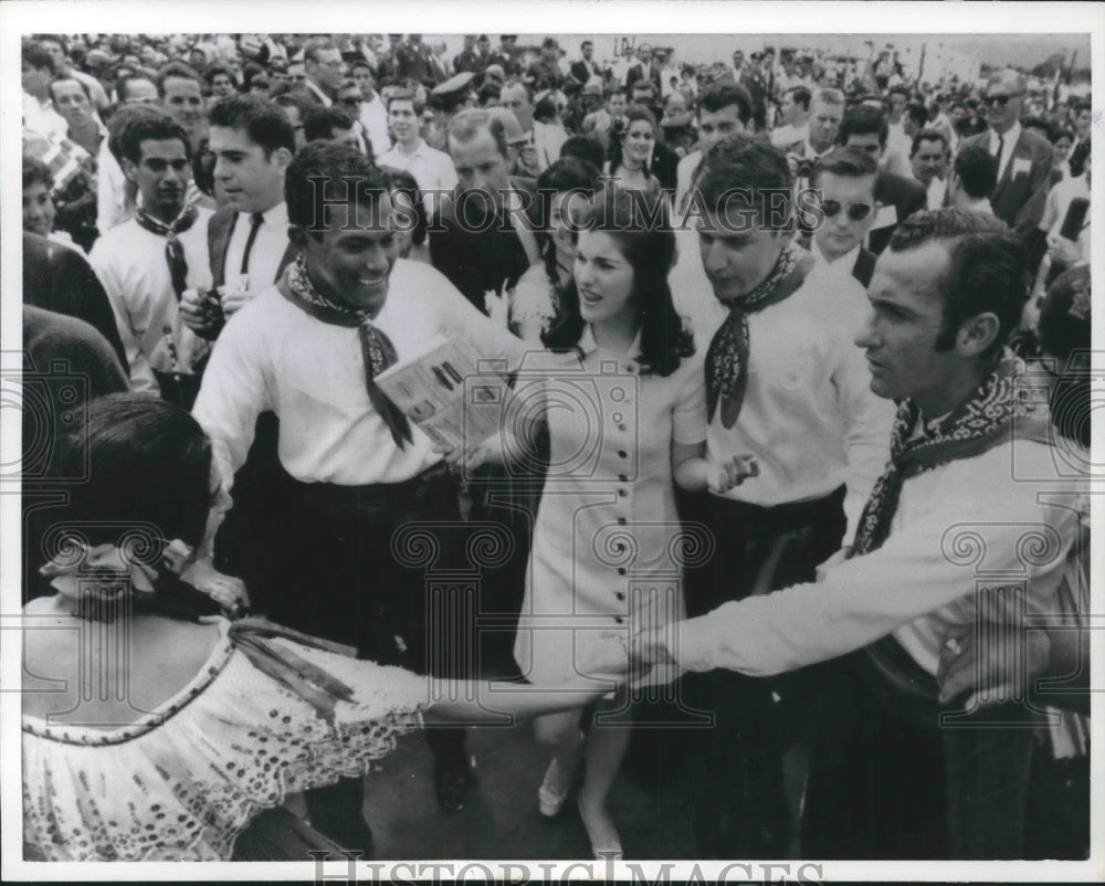 1968 Press Photo Luci Johnson joins Costa Rican dancers in Central America- Historic Images