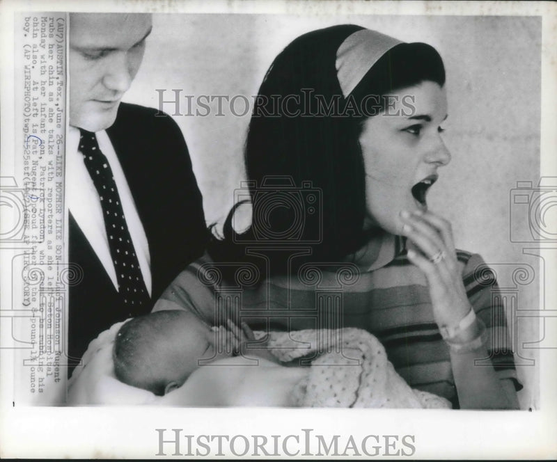 Load image into Gallery viewer, 1967 Press Photo Luci and Pat Nugent take baby Lyn home from Seton Hospital
