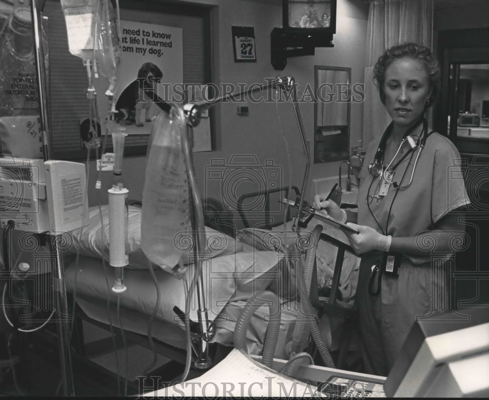 1992 Press Photo Milwaukee nurse Kim Hamilton working at St. Mary&#39;s Hospital- Historic Images