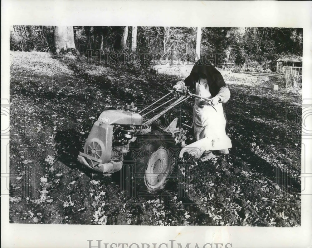 1957 Press Photo Carmelite Sister at work in the fields - mjb60621- Historic Images