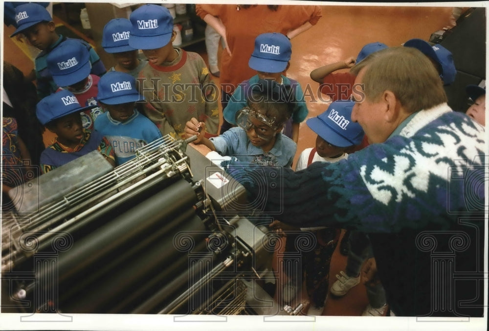 1993 Press Photo Katrina Washington operates a printing press at MATC- Historic Images