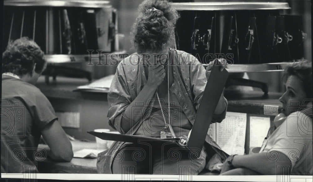 1991 Press Photo Sandy Zeniecki reviews charts at Milwaukee Co. Medical Center- Historic Images