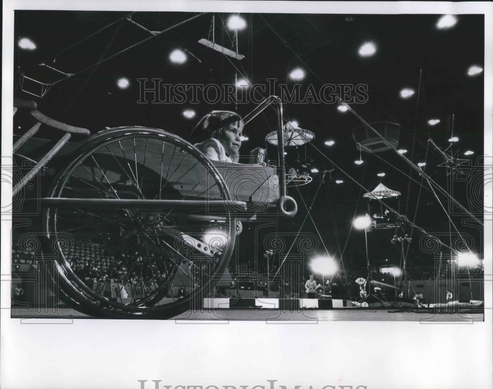 1964 Press Photo Five bus loads of handicapped students see circus in MIlwaukee- Historic Images