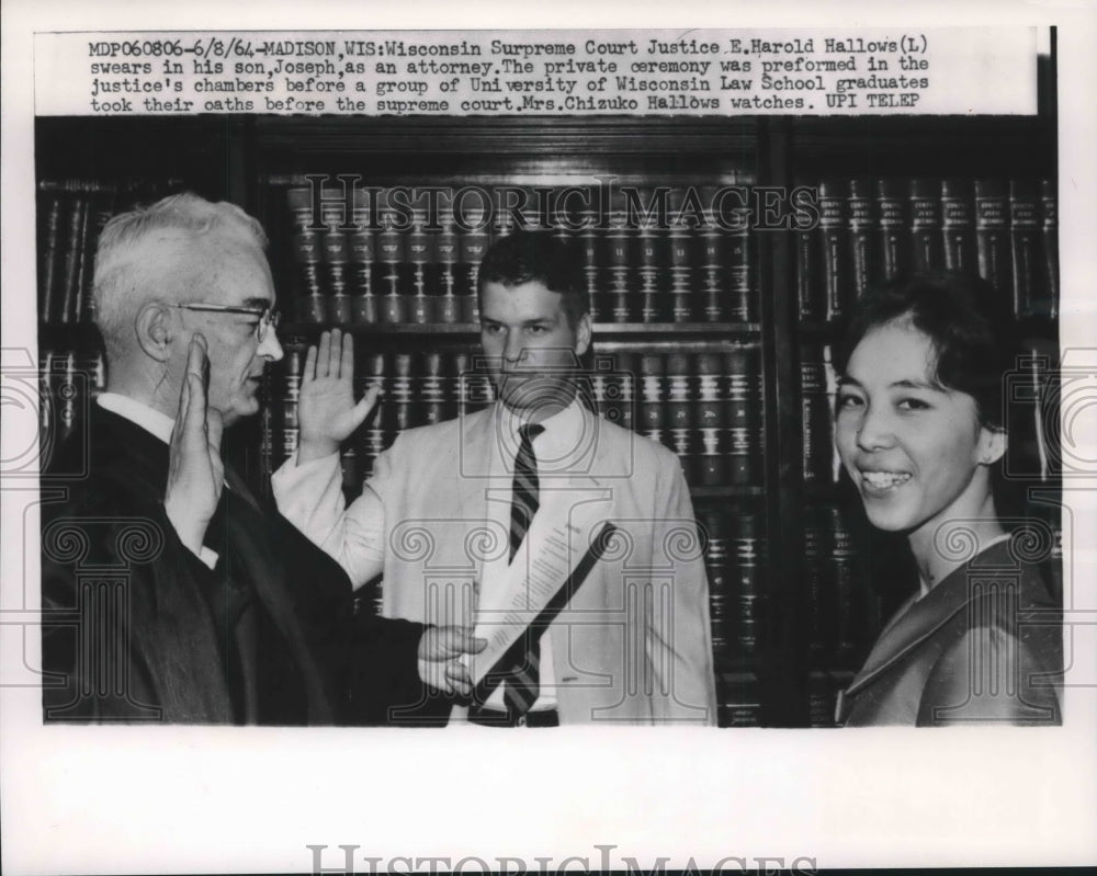 1964 Press Photo Justice Hallows swore in son, Joseph, as attorney in Madison- Historic Images