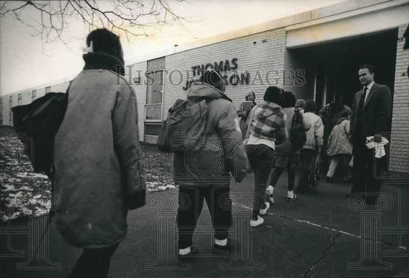 Load image into Gallery viewer, 1988 Press Photo Hampton School students enter new school - Milwaukee
