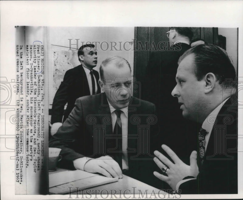 Load image into Gallery viewer, 1967 Press Photo Wisonsin senators Risser and Benson confer after caucus
