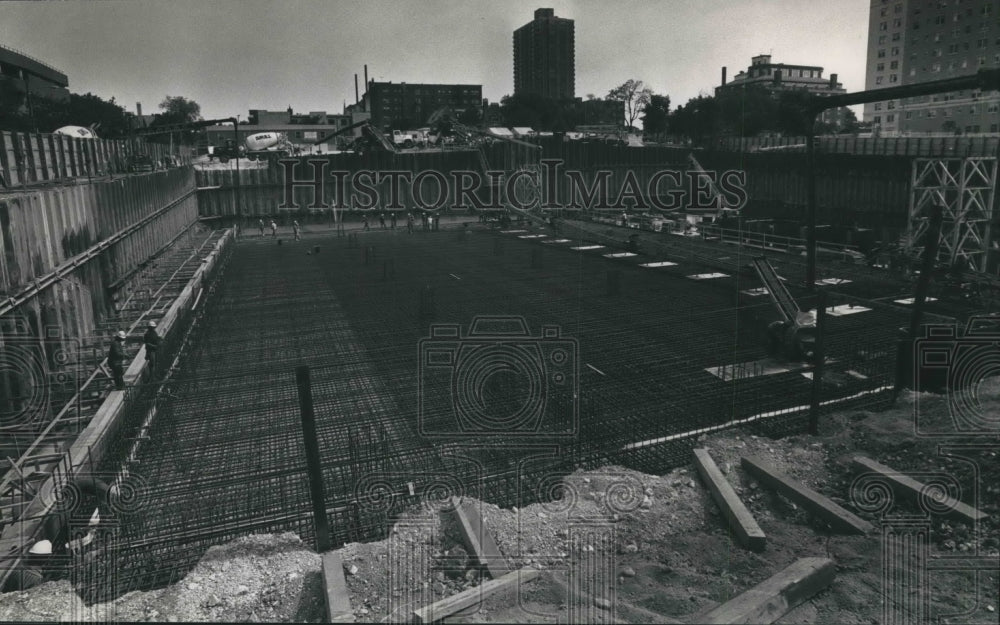  Press Photo Construction, Northwestern Mutual Life Insurance building, Milwauke- Historic Images