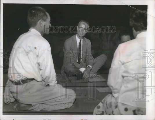 1985 Press Photo Novelist John Hersey doing interview as research for book