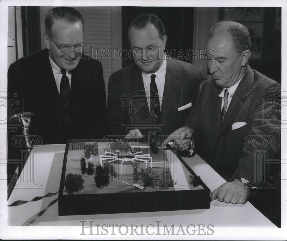1955 Press Photo Greater Milwaukee committee with scale model of zoo renovations