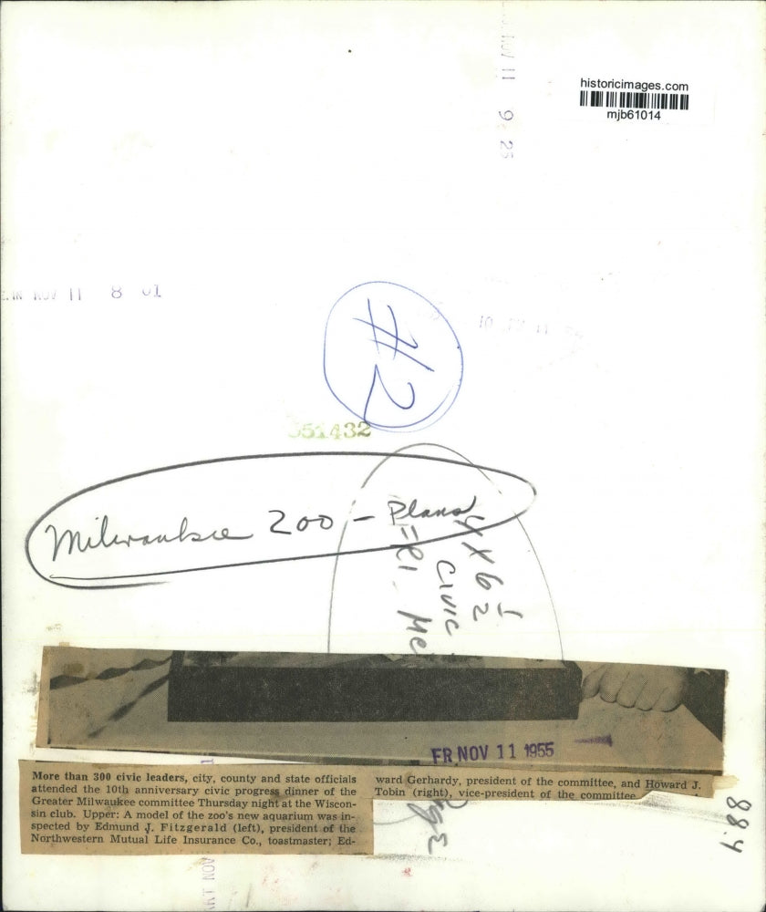 1955 Press Photo Greater Milwaukee committee with scale model of zoo renovations