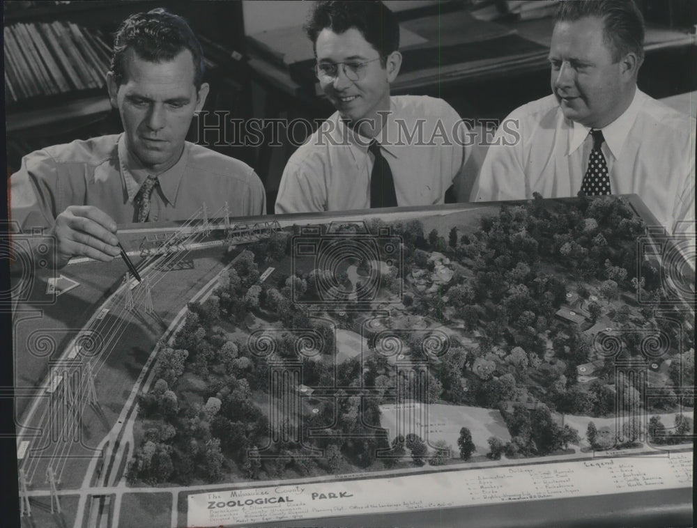 1951 Press Photo Greater Milwaukee Committee with the new zoo layout, Wisconsin