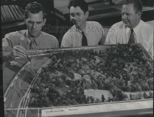 1951 Press Photo Greater Milwaukee Committee with the new zoo layout, Wisconsin