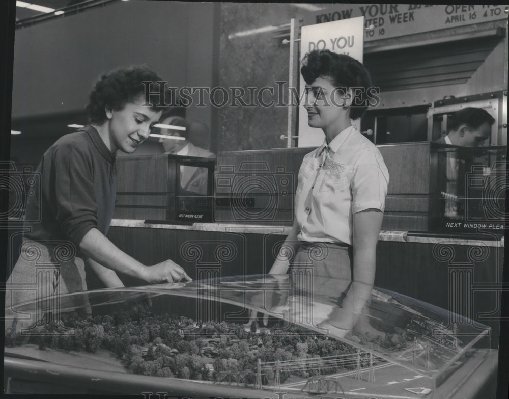 1952 Press Photo Patricia and Mary inspecting the new Wisconsin zoo model