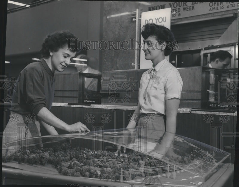 Load image into Gallery viewer, 1952 Press Photo Patricia and Mary inspecting the new Wisconsin zoo model
