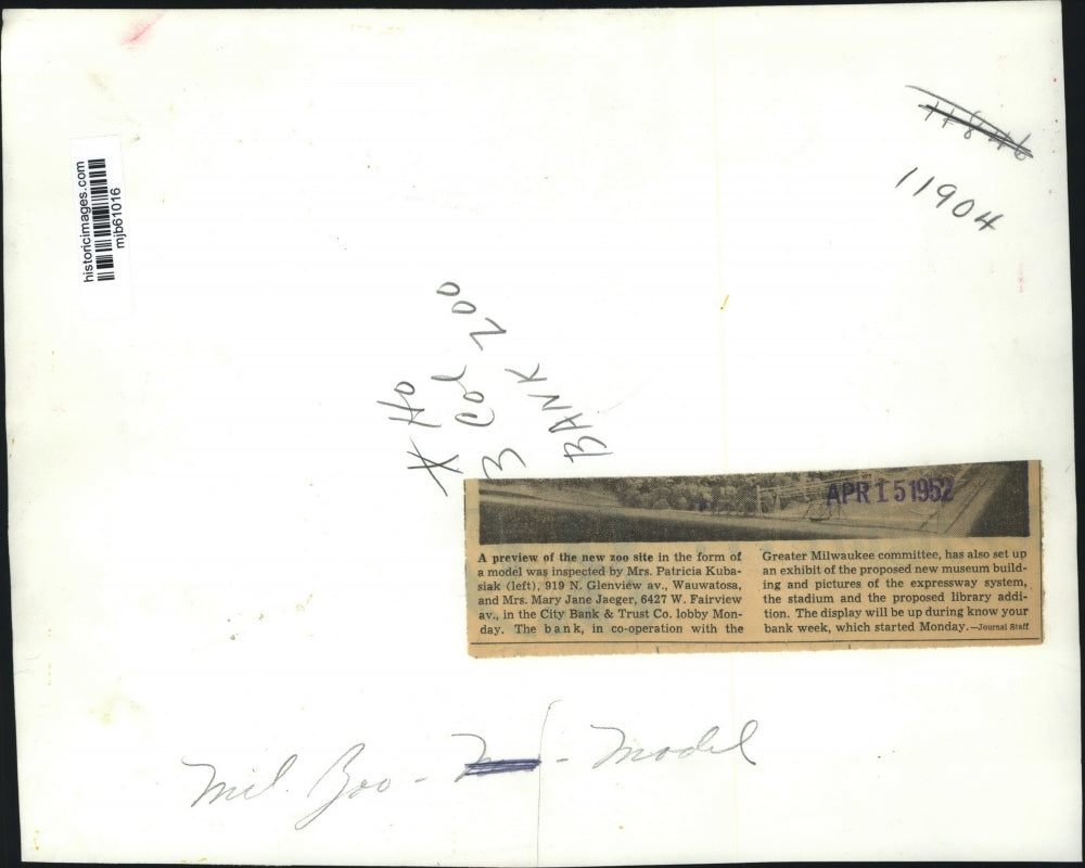 1952 Press Photo Patricia and Mary inspecting the new Wisconsin zoo model