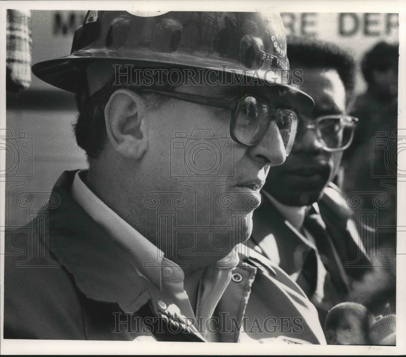 Load image into Gallery viewer, Press Photo Men Discuss Milwaukee Sewer Accident - mjb61020
