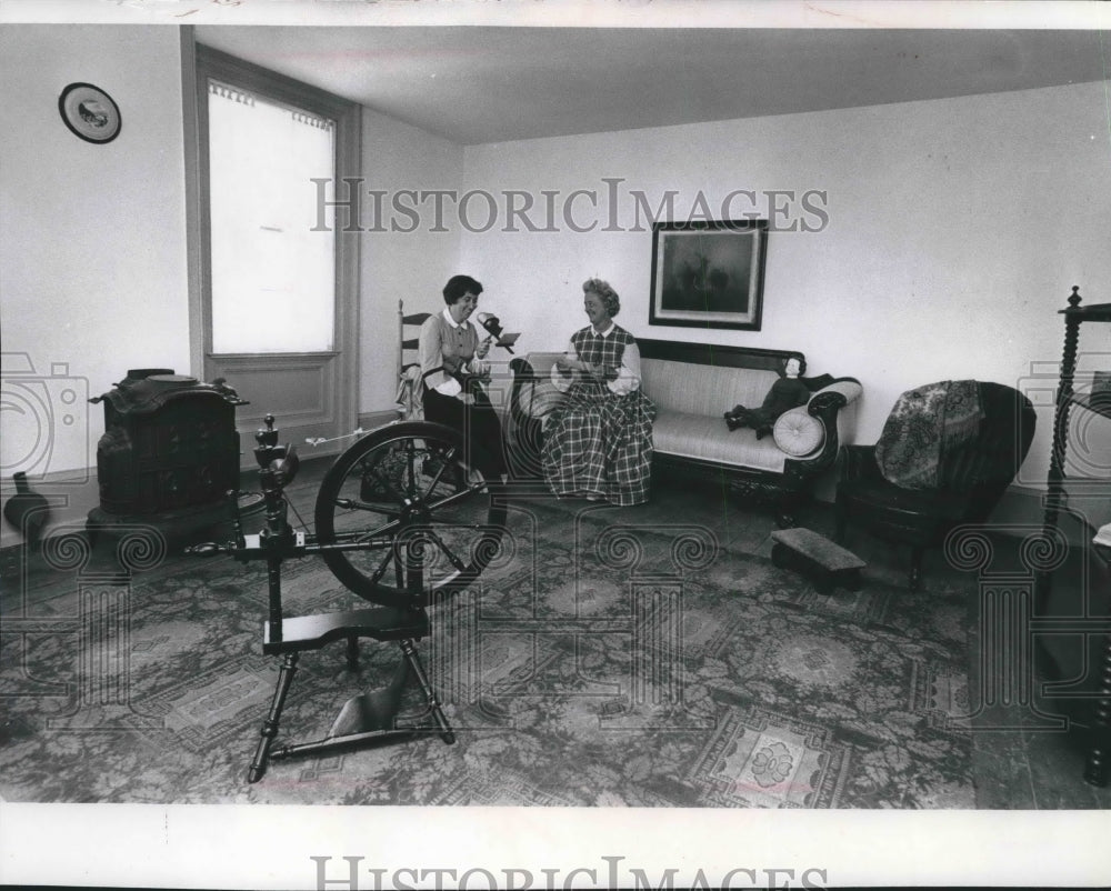 1971 Press Photo Mrs. Samuel Oliver &amp; Mrs. Willard Allen at Hawks Inn, Delafield