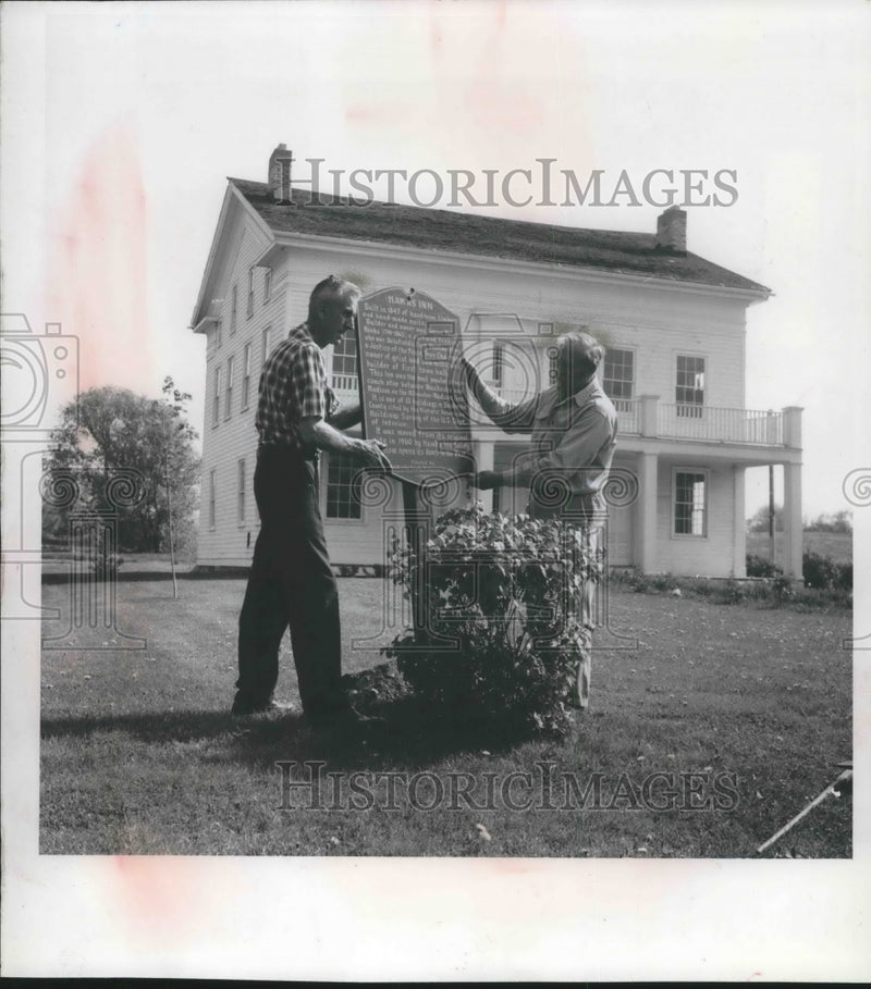 Load image into Gallery viewer, 1969 Press Photo Arnold Koehler and Burton Kanenberg, Hawks Inn, Delafield
