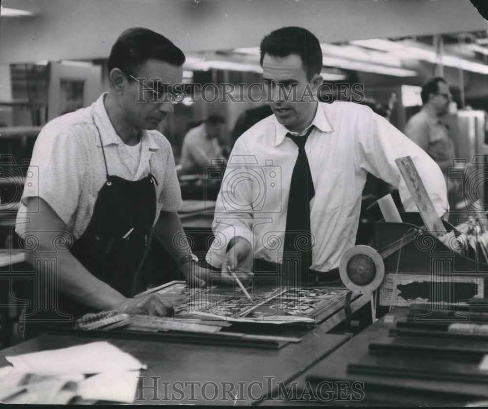 1955 Press Photo Al Kaczmarek, composing, and Tom Smith, Milwaukee Journal