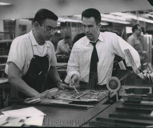 1955 Press Photo Al Kaczmarek, composing, and Tom Smith, Milwaukee Journal