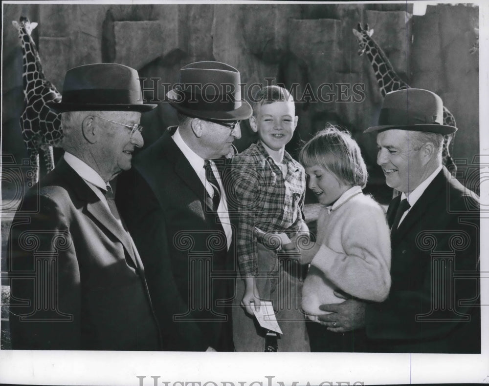 1964 Press Photo Two Youngsters got presents from Milwaukee County Zoo