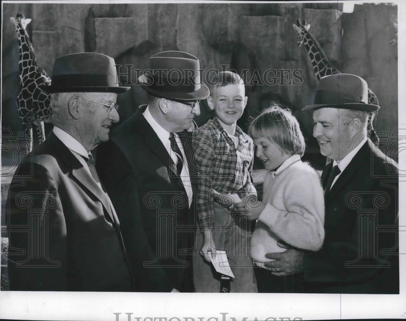 Load image into Gallery viewer, 1964 Press Photo Two Youngsters got presents from Milwaukee County Zoo
